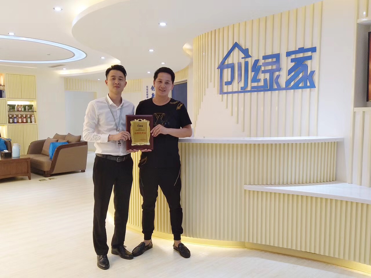 熱烈祝賀成都劉總簽約創(chuàng)綠家! 熱烈祝賀成都劉總簽約創(chuàng)綠家!