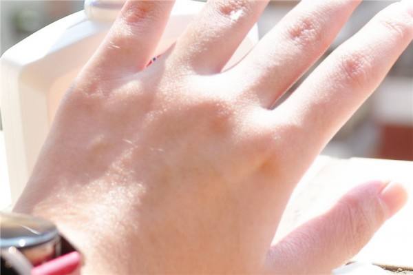 感覺室內空氣“干燥”并非需要身體補水而需要去除房間甲醛 感覺室內空氣“干燥”并非需要身體補水而需要去除房間甲醛