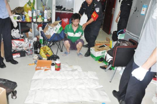 廚房水管破裂傳出刺鼻性氣味,原以為是鄰居家甲醛超標,沒想到是“絕命毒師” 廚房水管破裂傳出刺鼻性氣味,原以為是鄰居家甲醛超標,沒想到是“絕命毒師”