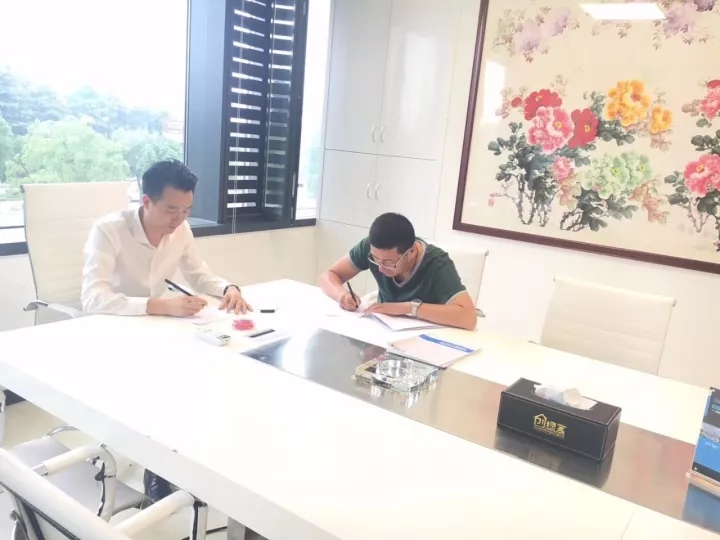 熱烈祝賀劉總簽約創(chuàng)綠家麗水市區(qū)級代理! 熱烈祝賀劉總簽約創(chuàng)綠家麗水市區(qū)級代理!