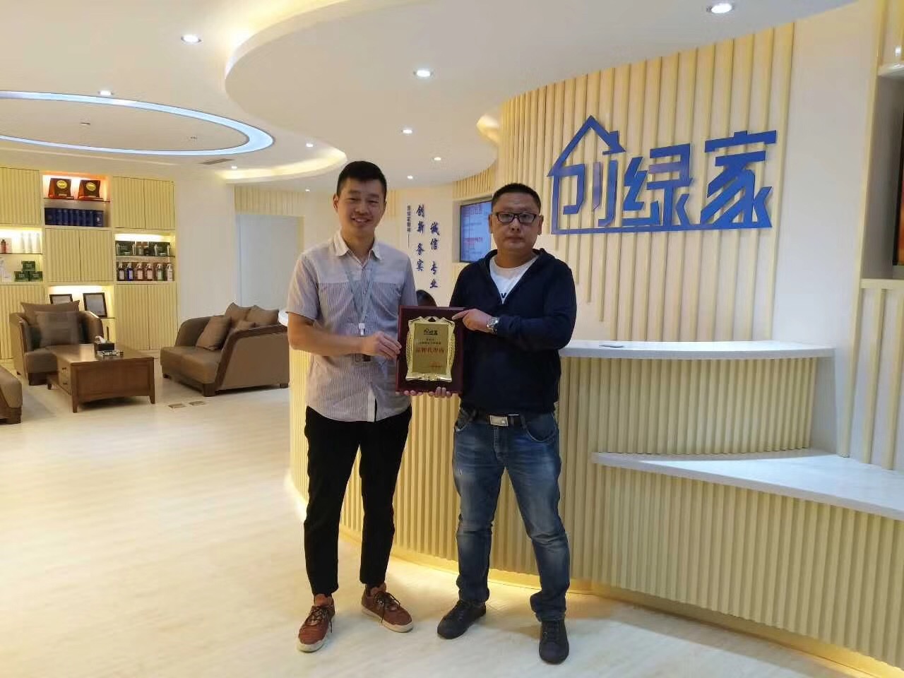 熱烈祝賀劉總簽約創綠家中衛市區級代理！