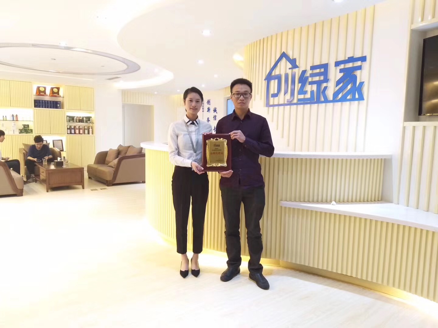 熱烈祝賀劉總簽約創(chuàng)綠家銅仁市縣級代理! 熱烈祝賀劉總簽約創(chuàng)綠家銅仁市縣級代理!