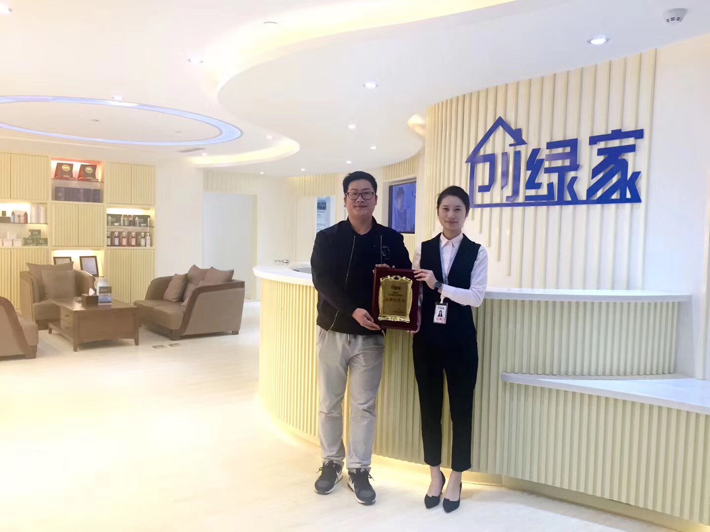 熱烈祝賀丁總簽約創(chuàng)綠家紹興市區(qū)級代理! 熱烈祝賀丁總簽約創(chuàng)綠家紹興市區(qū)級代理!