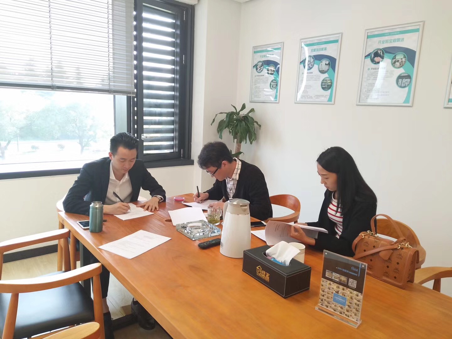 熱烈祝賀陳總夫婦簽約創綠家紹興市縣級代理! 熱烈祝賀陳總夫婦簽約創綠家紹興市縣級代理!