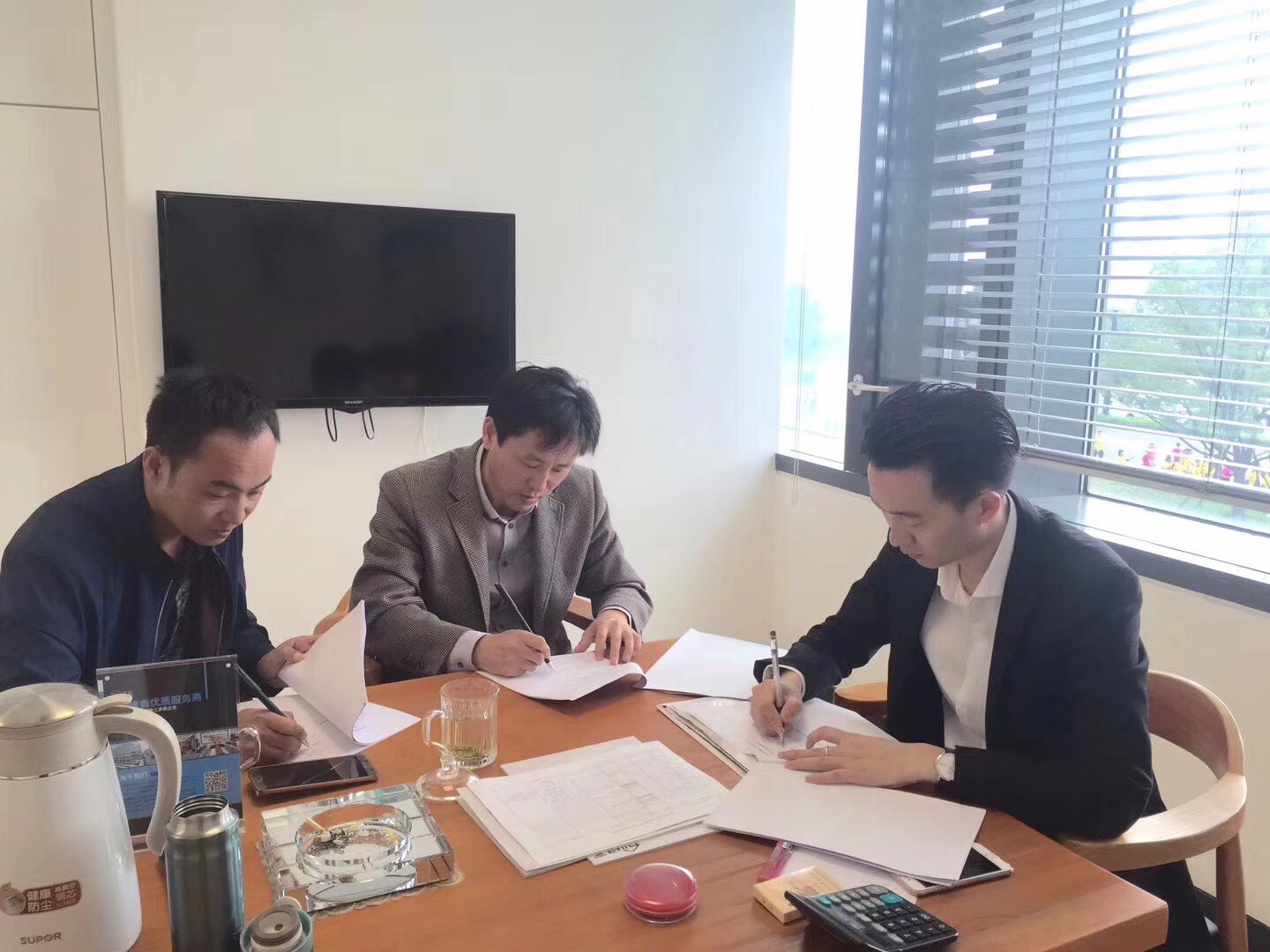 熱烈祝賀王總、葛總簽約創(chuàng)綠家蘇州市區(qū)級(jí)代理! 熱烈祝賀王總、葛總簽約創(chuàng)綠家蘇州市區(qū)級(jí)代理!