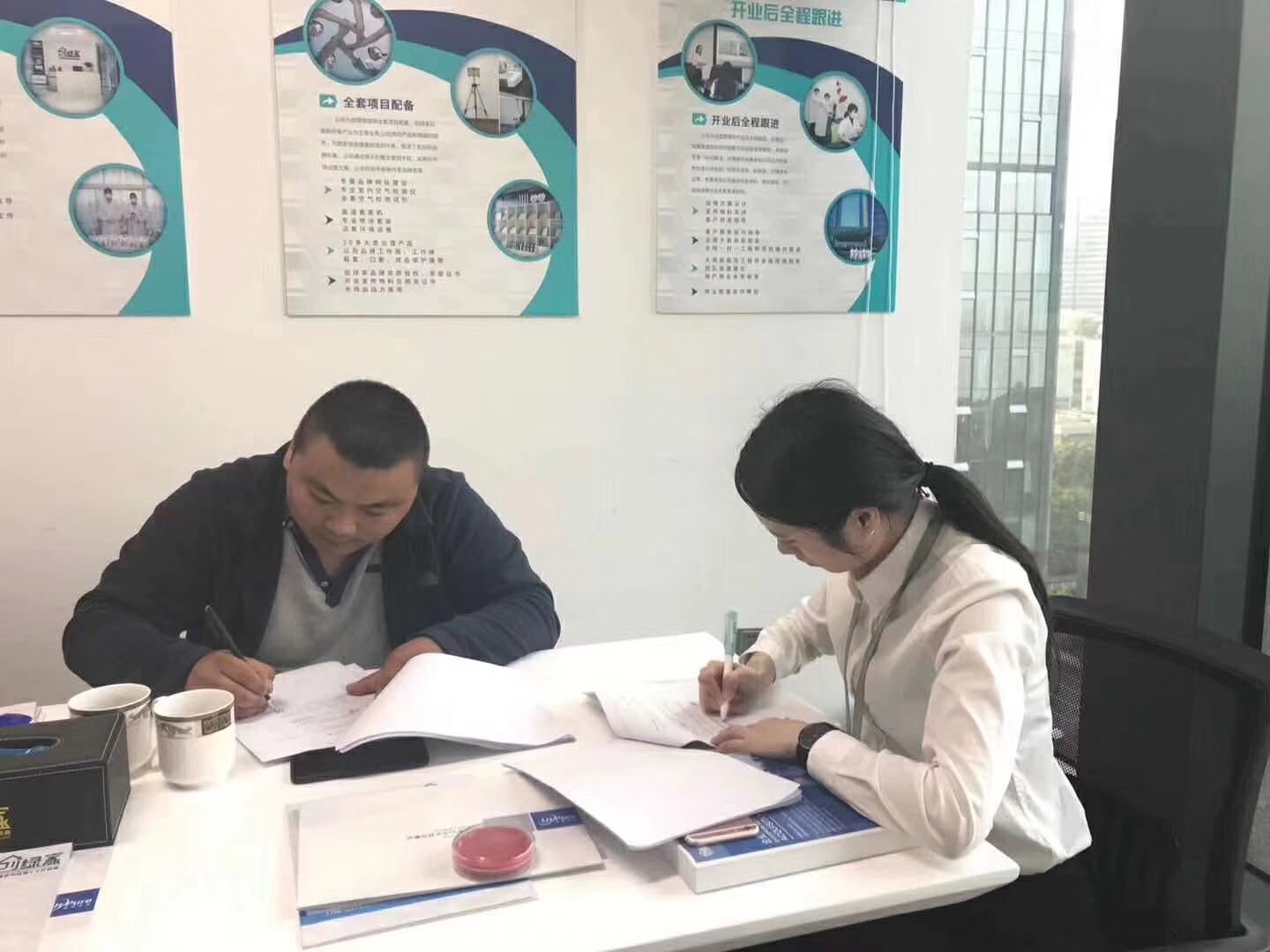 熱烈祝賀米總一家簽約創(chuàng)綠家泰安市區(qū)級代理! 熱烈祝賀米總一家簽約創(chuàng)綠家泰安市區(qū)級代理!