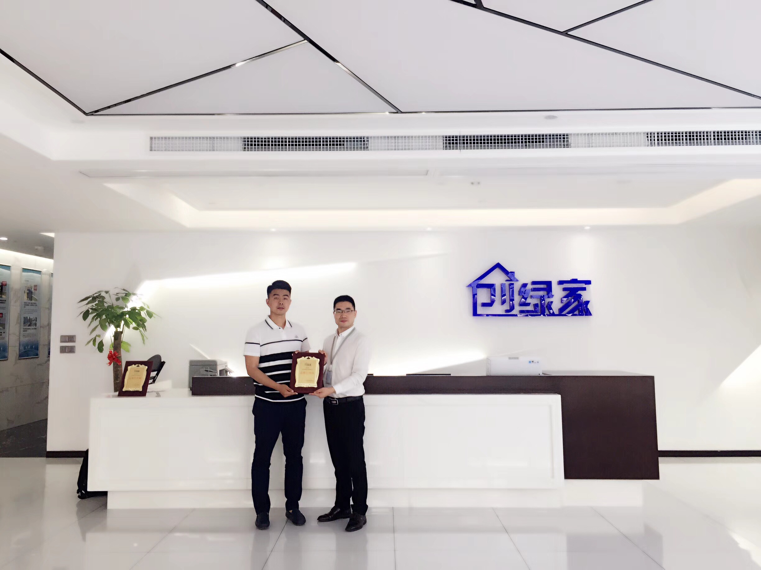 熱烈祝賀王總簽約創(chuàng)綠家煙臺市區(qū)級代理! 熱烈祝賀王總簽約創(chuàng)綠家煙臺市區(qū)級代理!