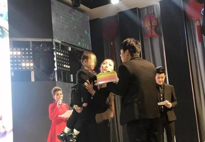 4歲男孩和媽媽辦“婚禮”,真相令人淚崩! 4歲男孩和媽媽辦“婚禮”,真相令人淚崩!