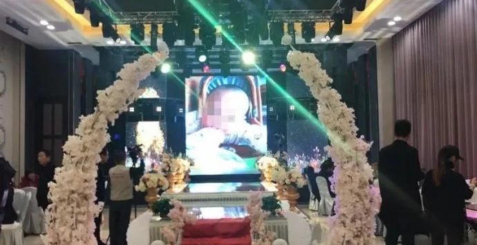 4歲男孩和媽媽辦“婚禮”,真相令人淚崩! 4歲男孩和媽媽辦“婚禮”,真相令人淚崩!