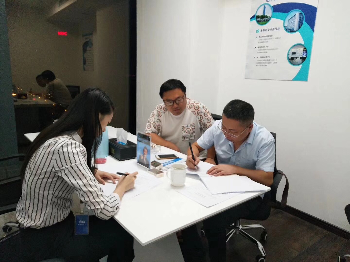 熱烈祝賀唐總、蔡總簽約創(chuàng)綠家邵陽市區(qū)級代理! 熱烈祝賀唐總、蔡總簽約創(chuàng)綠家邵陽市區(qū)級代理!