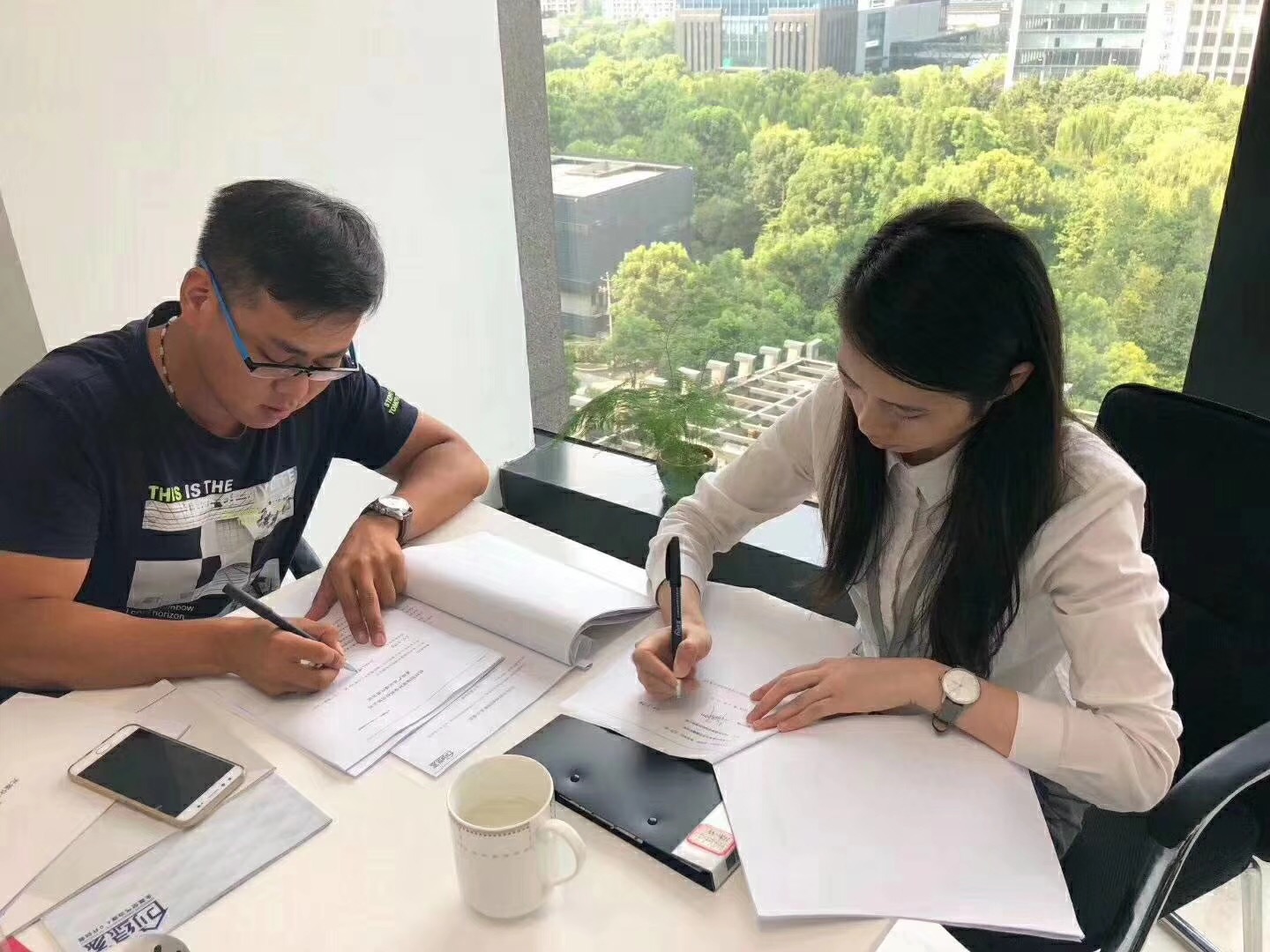 熱烈祝賀王總簽約創綠家西安市區級代理！