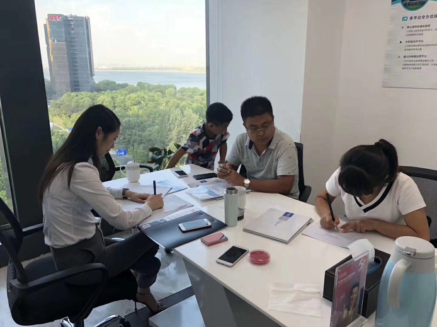 熱烈祝賀李總、關(guān)總簽約創(chuàng)綠家西安市區(qū)級代理！