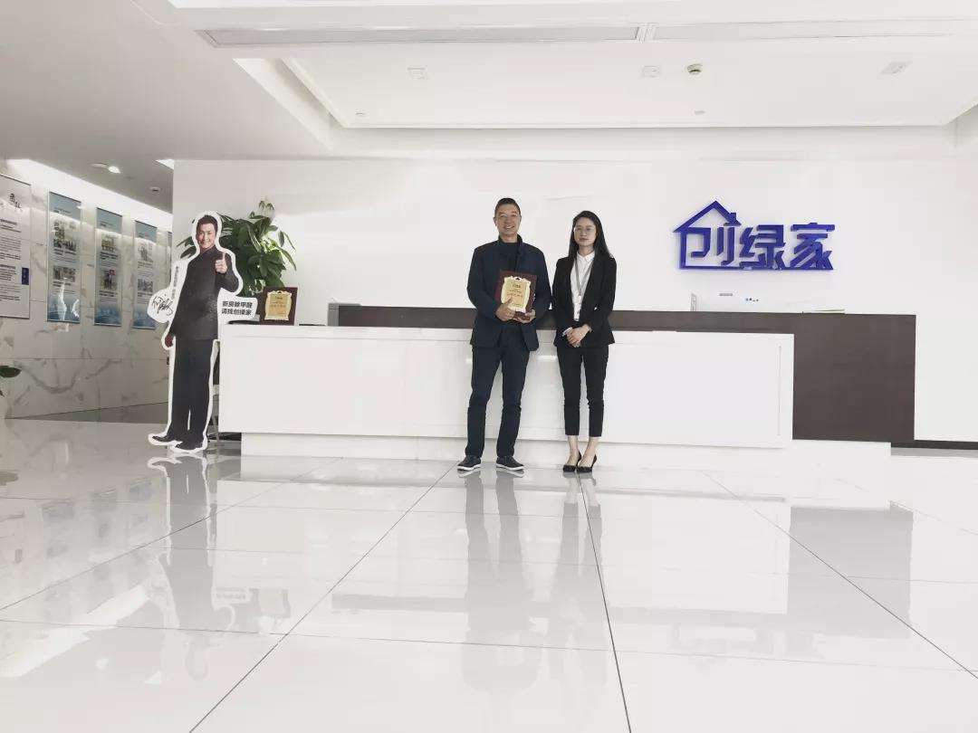 熱烈祝賀張總簽約創(chuàng)綠家成都市區(qū)級代理!