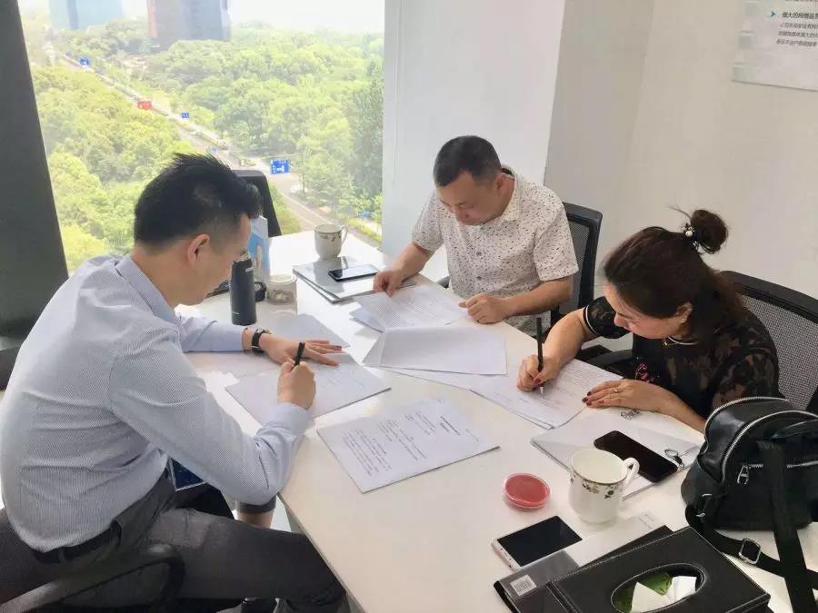 熱烈祝賀李總夫婦簽約創綠家湖南省常德市區級代理！