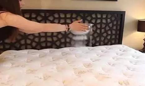 南京美女睡了10年的床墊,掀開后把全家人都嚇傻了…… 南京美女睡了10年的床墊,掀開后把全家人都嚇傻了……