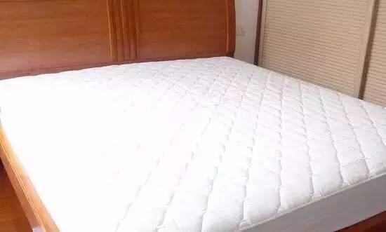 南京美女睡了10年的床墊,掀開后把全家人都嚇傻了…… 南京美女睡了10年的床墊,掀開后把全家人都嚇傻了……