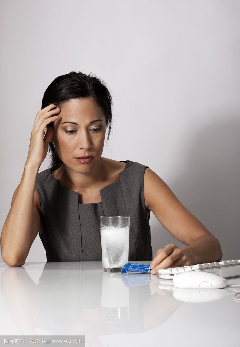  新房裝修后裝修污染？入住之前需要除甲醛嗎？這是大家在入住前***的疑問。甲醛對身體是有害是眾所周知的，那么，甲醛對人體的危害是什么? 除甲醛公司專家總結了五種常見的甲醛引起的癥狀，如果出現這些癥狀，那么您就需要注意啦?。?！ 一、胸悶氣短： 一些業主在搬進新家后常常感覺到胸悶氣短、呼吸不暢，但去醫院檢查又沒有發現任何心肺問題，這種情況很有可能是甲醛中毒引起的。胸悶是甲醛中毒常見癥狀之一，一般在輕度或中度中毒時出現。所以，如果時常在家中感到胸悶，首先應去醫院排除心臟問題，然后再確定是否是甲醛超標造成的。 二、呼吸系統刺激： 回家開門的一瞬間，家的溫馨氣息就會撲面而來，但新家不是這樣，新業主每次回家聞到的***縷空氣往往伴隨刺鼻的化學品氣味，怎么會感受到溫馨呢？這種裝修特有的刺鼻氣體的主要有害成分就是甲醛，多數家庭可在通風一個月時間明顯減輕（注意減輕并不等于消除），但如果通風一個月還沒有改觀，那就應該考慮治理室內空氣污染了。 三、眼睛不適、無故流淚： 當人們切洋蔥的時，***感受到嗆的也是眼睛，然后是鼻子。眼睛是人體最敏感脆弱的器官之一，當外界空氣中存在刺激性分子，眼睛往往是***感受到的。甲醛的一大危害就表現在對粘膜的刺激，甲醛屬于原漿毒物質，能與蛋白質結合，使眼睛感到刺激、干澀、不適，甚至流淚。 四、易生病，抵抗力下降： 我們生活的環境中，無處不存在著看不見的細菌病毒，因為身體擁有強大的免疫力才使我們免受這些病菌的感染。但長期生活在甲醛超標的環境會使免疫系統遭受破壞，降低人體抵抗力，不能有效地防御外界病原微生物的侵入，從而導致疾病發生。家人入住新居后經常感冒，尤其是老人兒童，感冒后一個星期也不見好轉，這都可能是甲醛超標引起的。 五、頭暈、乏力、嗜睡： 甲醛可影響人的造血系統，輕則引發貧血，嚴重的甚至可能導致白血病。有調查指出，醫院血液科病房中三成以上白血病患者的家庭在兩年內進行過裝修。而兒童因裝修患病的幾率更高，占患病兒童的半數以上。當人體血液供應不足時，就會經常感到疲憊，走路都沒有力氣。因此，入住新居后有頭暈、乏力、嗜睡的癥狀，應及時去醫院檢查血常規。 如果您或者家人已經出現了以上的兩種或兩種以上就要做全面的室內空氣治理了哦！