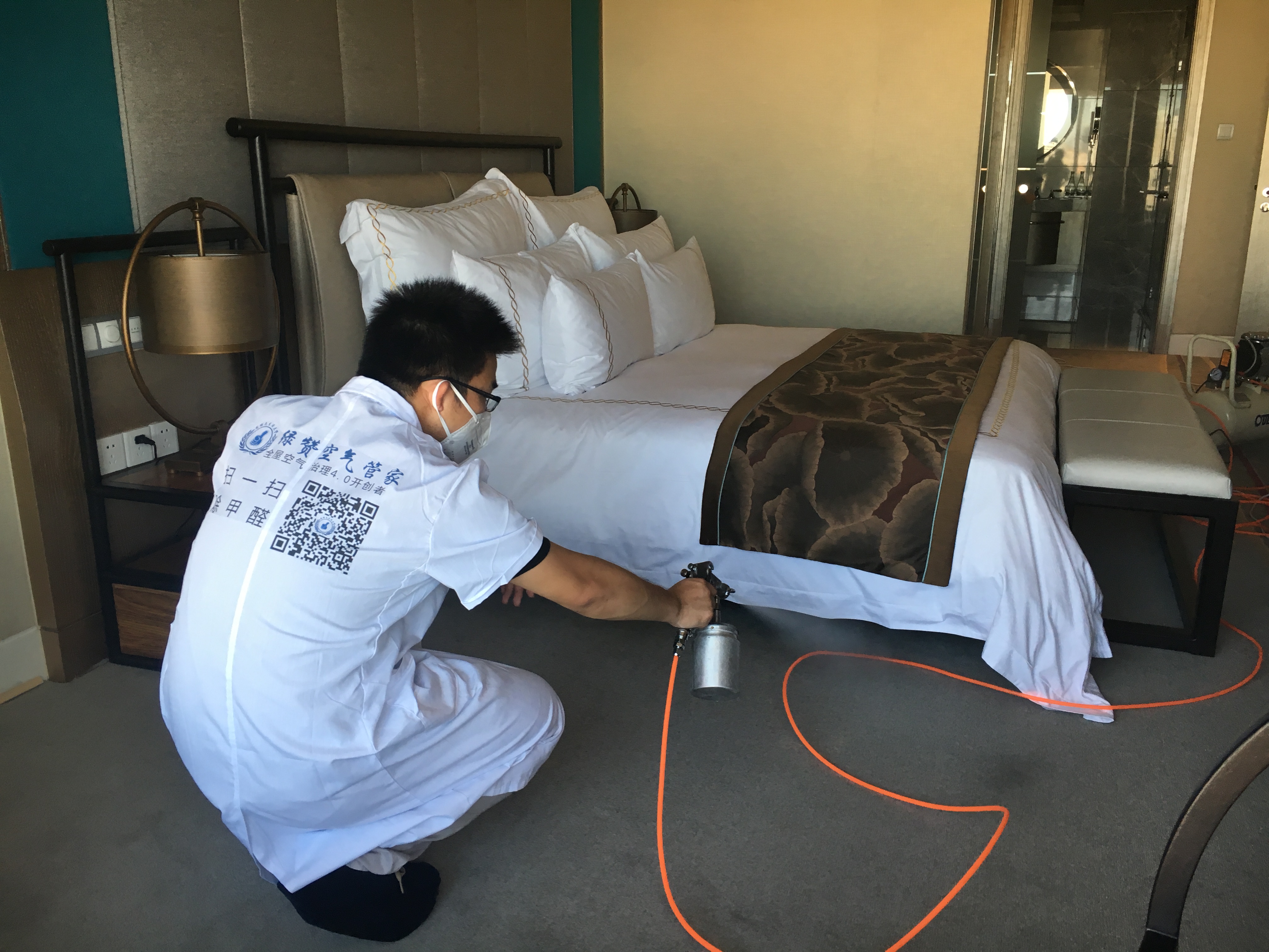 甲醛濃度與四個因素相關(guān)：室內(nèi)溫度、濕度、室內(nèi)裝修材料多少、室內(nèi)通風(fēng)程度都有關(guān)系。裝修污染威脅到了人類的生存，在這危急時刻，除甲醛成為了最急不可待的事情，尋找一家除甲醛公司是防止甲醛超標(biāo)的***辦法！