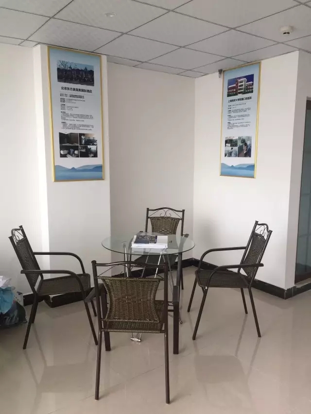 歷經(jīng)近兩個(gè)月的店面籌備工作,創(chuàng)綠家空氣治理惠州服務(wù)中心正式落成,室內(nèi)裝修污染危害社會(huì),室內(nèi)空氣治理迫在眉睫。創(chuàng)綠家惠州服務(wù)中心將竭誠(chéng)為您服務(wù)! 溫總、朱總與公司合照 創(chuàng)綠家空氣治理惠州服務(wù)中心門(mén)面 店內(nèi)展示: 祝溫總、朱總開(kāi)業(yè)生意興隆、財(cái)源廣進(jìn)! 歷經(jīng)近兩個(gè)月的店面籌備工作,創(chuàng)綠家空氣治理惠州服務(wù)中心正式落成,室內(nèi)裝修污染危害社會(huì),室內(nèi)空氣治理迫在眉睫。創(chuàng)綠家惠州服務(wù)中心將竭誠(chéng)為您服務(wù)! 溫總、朱總與公司合照 創(chuàng)綠家空氣治理惠州服務(wù)中心門(mén)面 店內(nèi)展示: 祝溫總、朱總開(kāi)業(yè)生意興隆、財(cái)源廣進(jìn)!